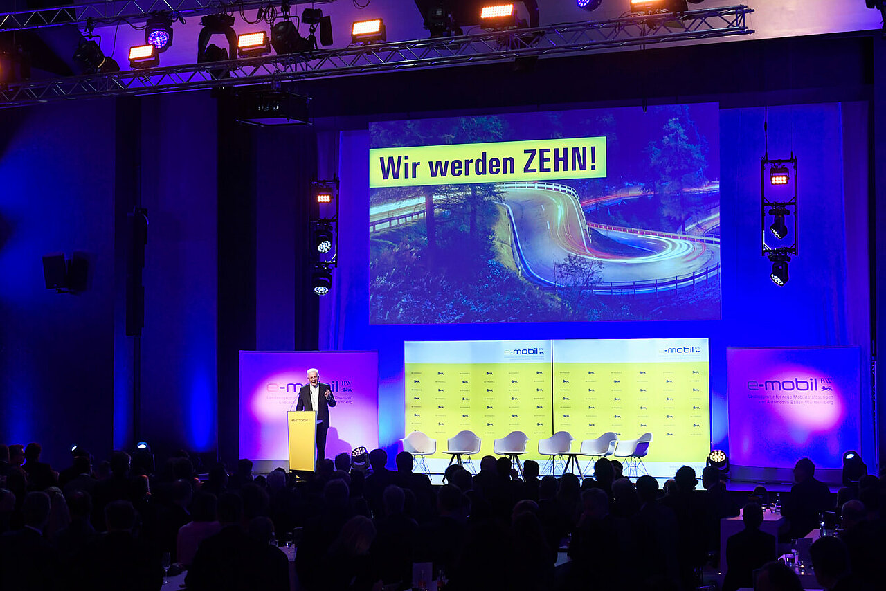 Ein Blick auf die Bühne mit Ministerpräsident Winfried Kretschmann.