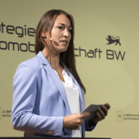 Saskia Schuettke mit einem Mikrofon auf dem Zulieferertag Automobilwirtschaft BW 2021.