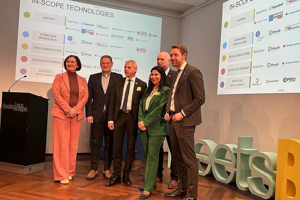 Gruppenfoto beim Delegationstreffen im Literaturhaus Stuttgart mit Vertreterinnen und Vertretern aus Politik, Wirtschaft und Forschung – darunter Staatssekretär Dr. Patrick Rapp, UK-Generalkonsul Mark Dittmer-Odell und Franz Loogen von e-mobil BW.