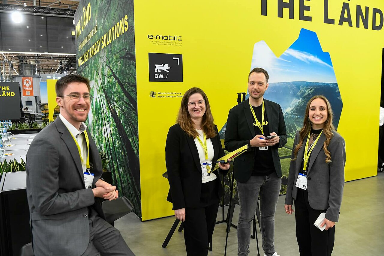 Philipp Prinz, Laura Blaschke, Vincent Eggers und Nadja Hirt von e-mobil BW.