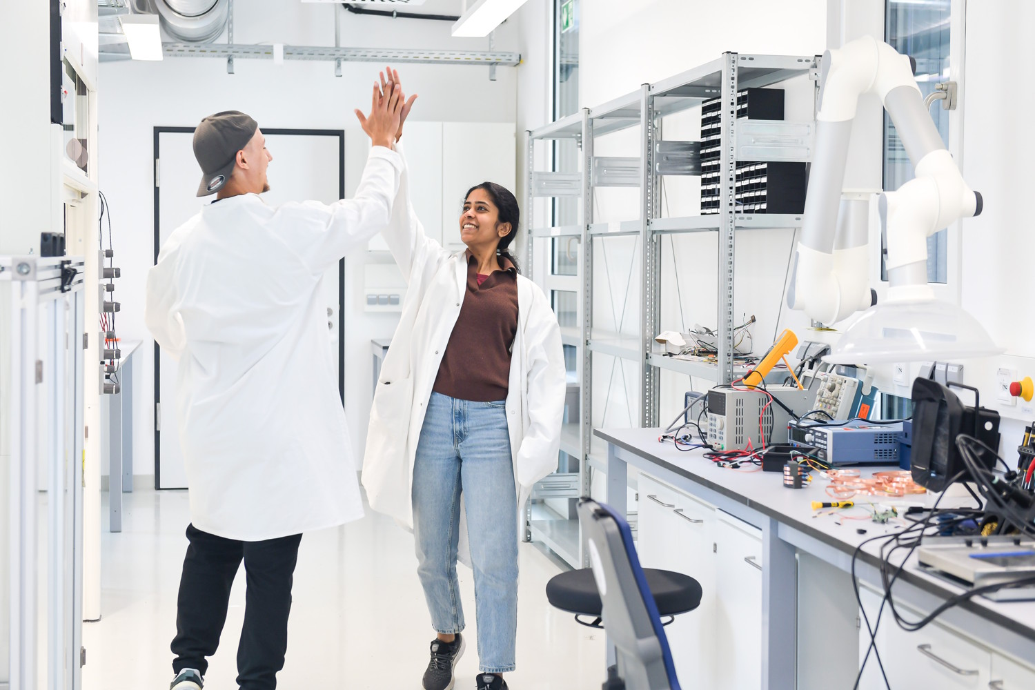 Zwei Labormitarbeitende im hell erleuchteten Labor des WAVE-H2 Campus Vaihingen