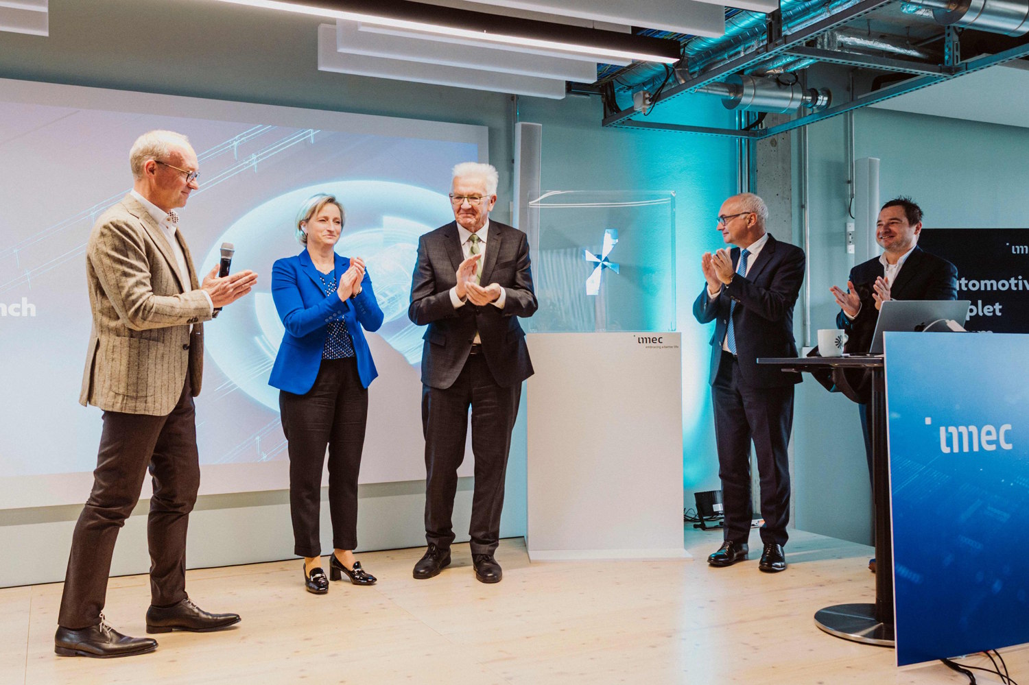 Imec eröffnet Niederlassung für Chiplet-Entwicklung in Heilbronn Jo De Boeck, imec Chief Strategy Officer; Wirtschaftsministerin Dr. Nicole Hoffmeister-Kraut; Ministerpräsident Winfried Kretschmann; Luc Van den hove, President and Chief Executive Officer of imec und Bart Plackle, imec Vice-President Automotive (v.l.n.r.) bei der Eröffnung der imec Niederlassung in Heilbronn