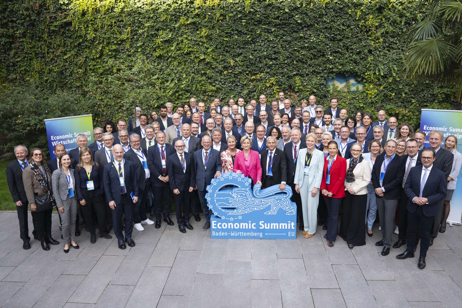 Die Teilnehmer des Wirtschaftsgipfel Baden-Württemberg – EU 2025 stehen als Gruppe zusammen.