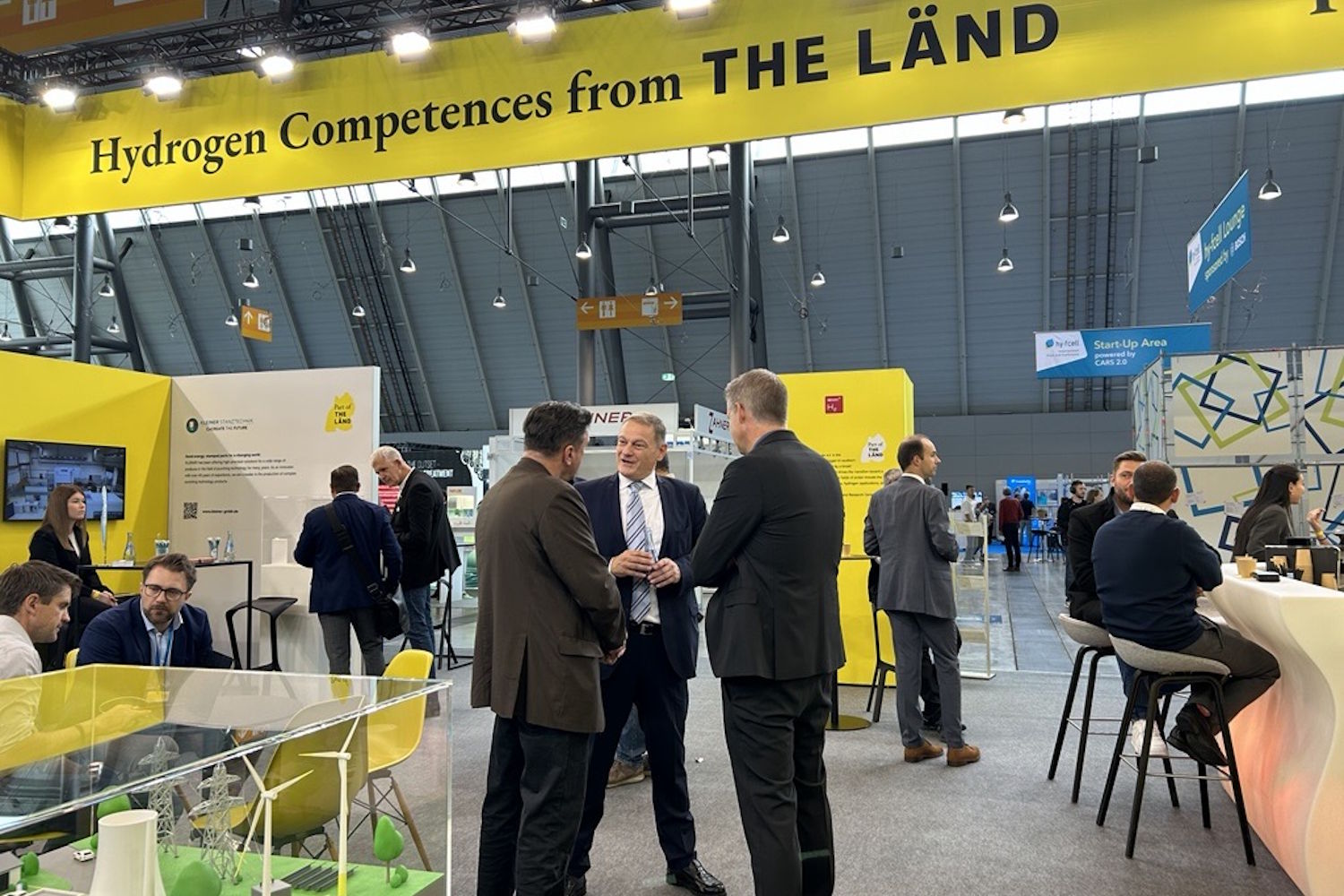 Expertinnen und Experten im Gespräch auf dem THE LÄND Messestand auf der hy-fcell 2025