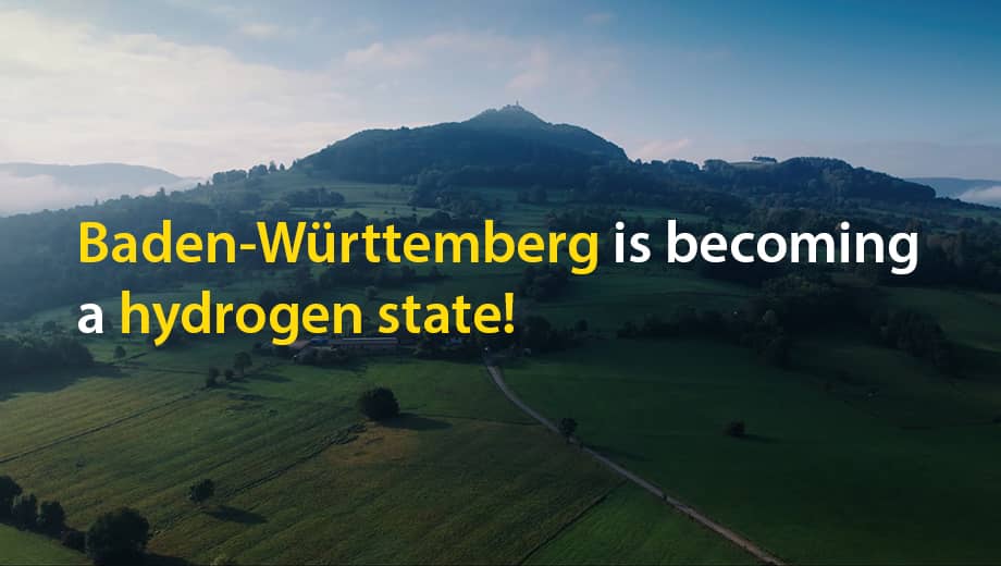 Blick aus Vogelperspektive auf einen Berg in Baden-Württemberg, darauf steht mittig "Baden-Württemberg is becoming a hydrogen state!"